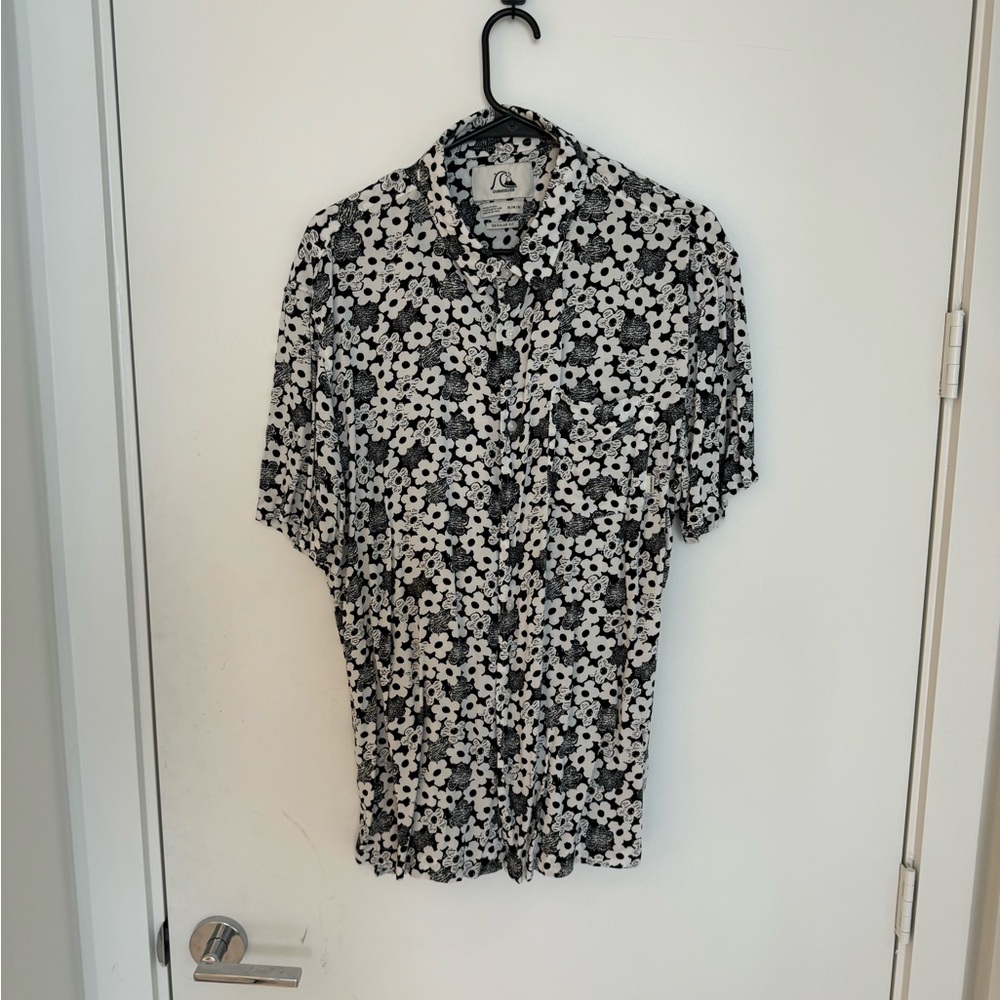 Men’s quicksilver short sleeve button down shirt medium
